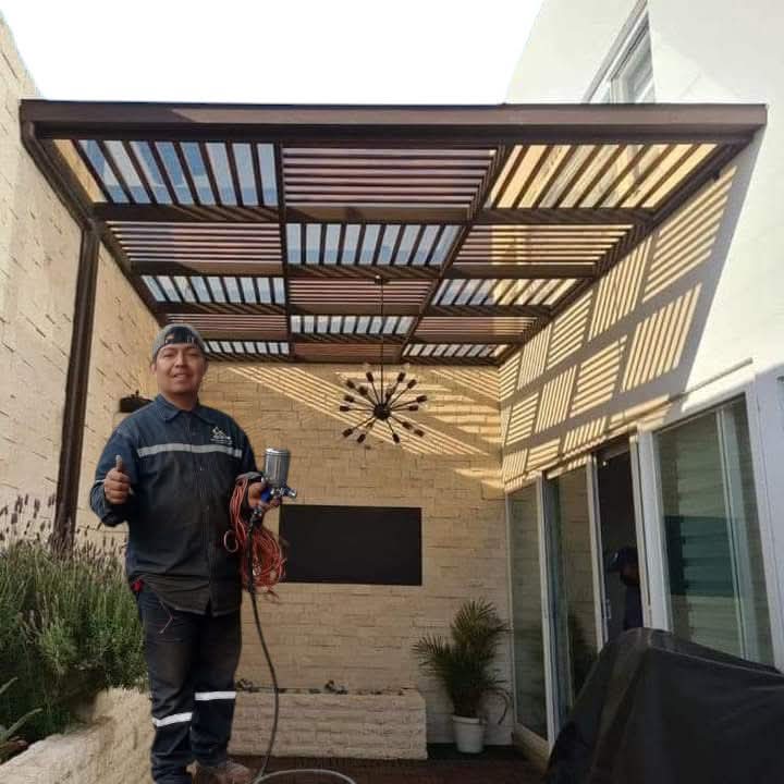 Pérgola metálica con iluminación integrada