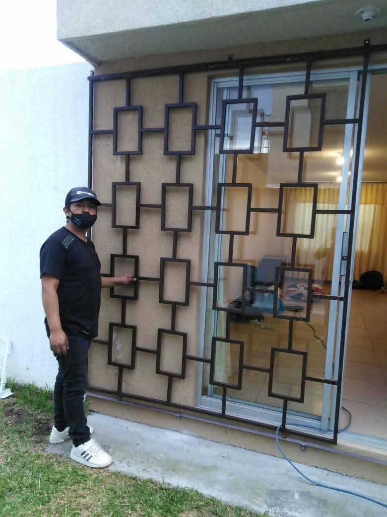 Reja decorativa metálica con diseño geométrico