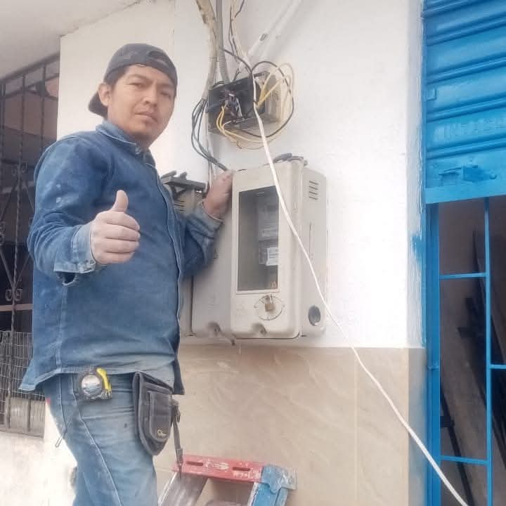 Técnico realizando instalación de medidor eléctrico