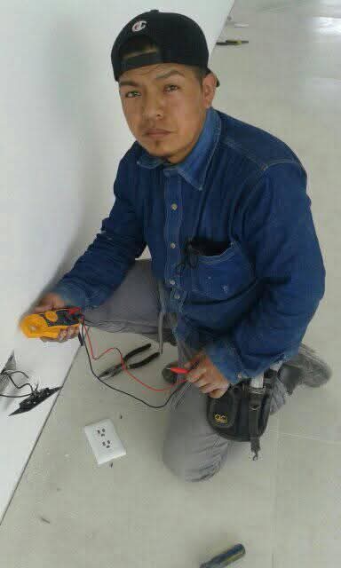 Técnico de Diselecons realizando instalación eléctrica